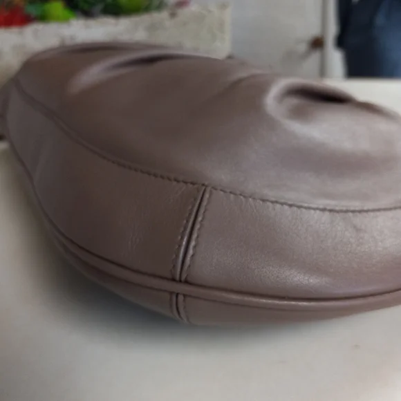 Salvatore Ferragamo, Roxanne Leather Hobo, Gold tone Gancini Hardware - Picture 10 of 14